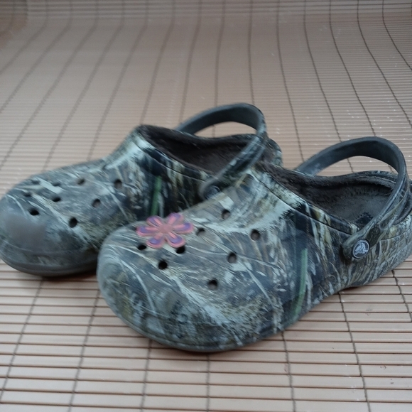 Crocs men\'s Camo winter lined clogs. Men\'s sz 8. Women\'s sz 10. 219pm main image 6